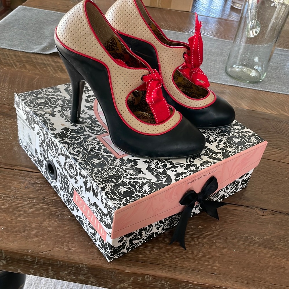 Adorable pumps by Bordello